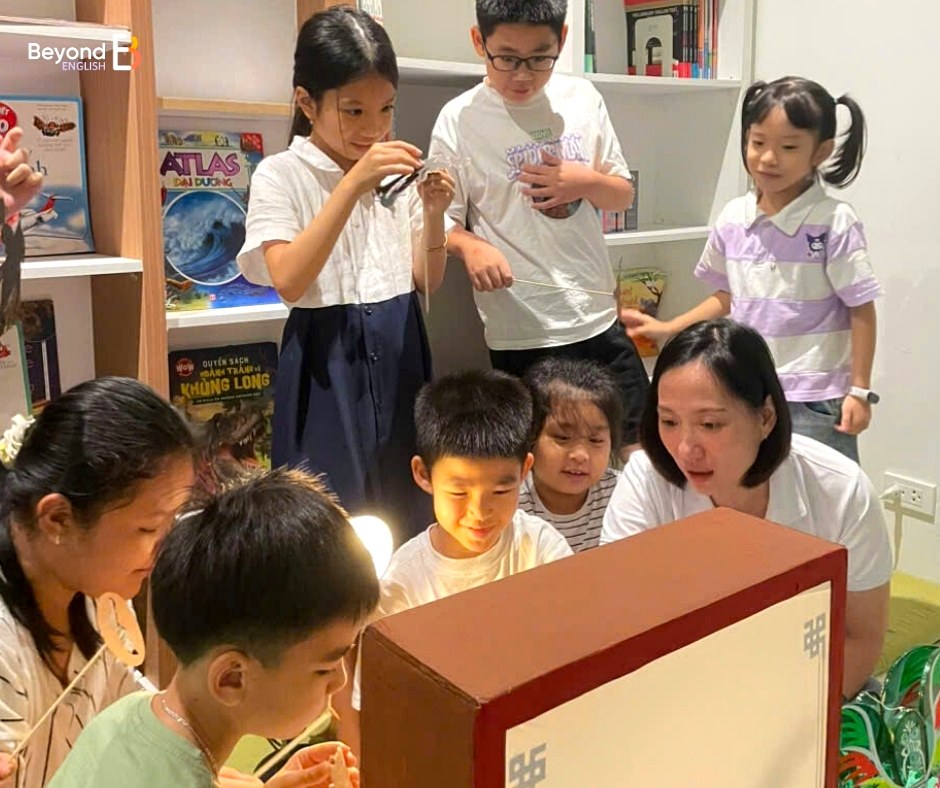 Hoạt động làm lồng đèn