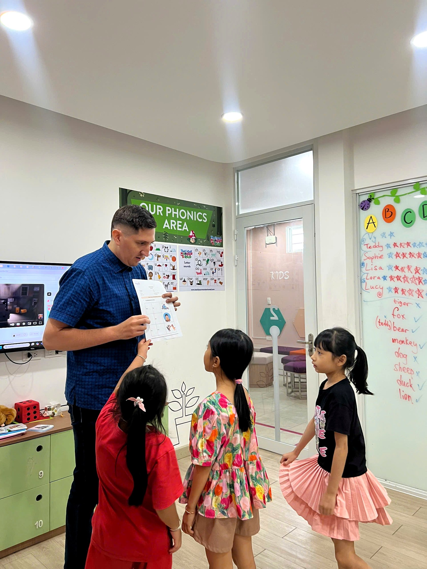 Giáo viên nước ngoài hướng dẫn học viên tại góc Phonics của Beyond English
